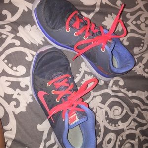 NIKE TRAINING SHOES SIZE 6